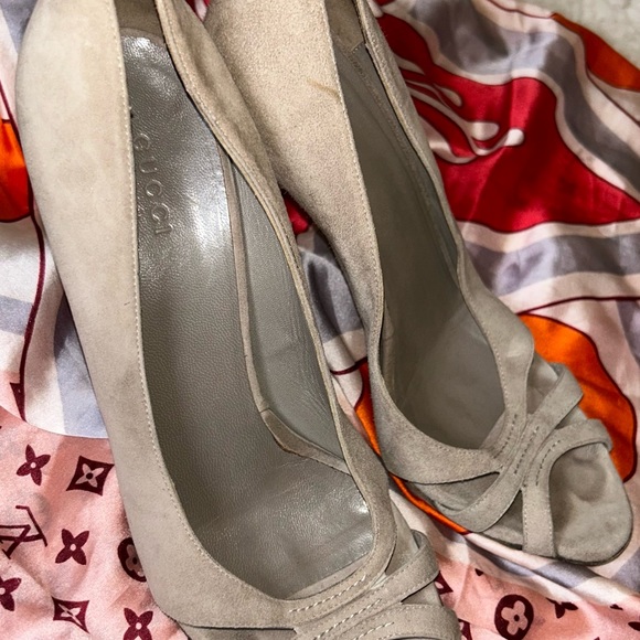 Grey, peep toe Gucci heels - Picture 3 of 3